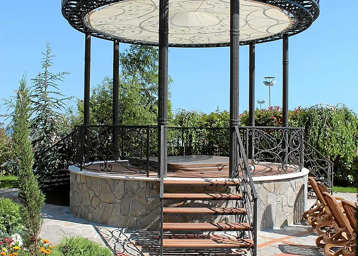 Helena Vip And סאני ביץ'